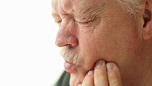 تورم و درد از نشانه‌های عفونت بعد از کشیدن دندان عقل