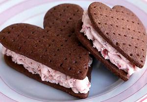 ساندویچ بستنی شکلاتی توت‌فرنگی قلبی شکل - دکتر سوشا