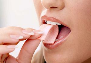 جویدن آدامس برای بهداشت دهان و دندان شما خطر آفرین است