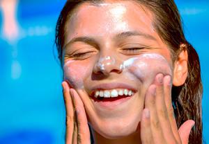 طرز استفاده از کرم ضد آفتاب بر روی پوست