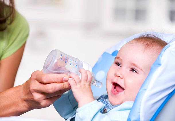 درمان گوش درد نوزادان : نوشیدن مایعات فراوان برای درمان درد گوش در بچه ها