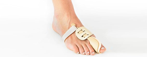 درمان فرورفتگی ناخن در گوشت پا : استفاده از جداکننده انگشت شست